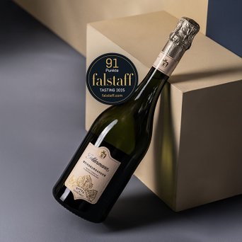 Eine Flasche des Weißburgunder Baden Extra Brut mit der Auszeichnung von 91 Punkten des Falstaff Sparkling Tasting 2025