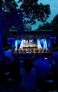 Blick in der Abenddämmerung auf die Bühne während der Open-Air-Aufführung der Bayreuther Festspiele 2025