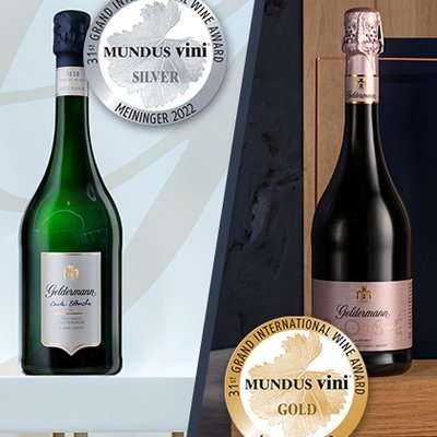 Zwei Flaschen Sekt von Goldemann, eine grüne und eine rosafarbene, mit Gold- und Silbermedaillen für internationale Auszeichnungen.