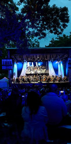 Blick in der Abenddämmerung auf die Bühne während der Open-Air-Aufführung der Bayreuther Festspiele 2025
