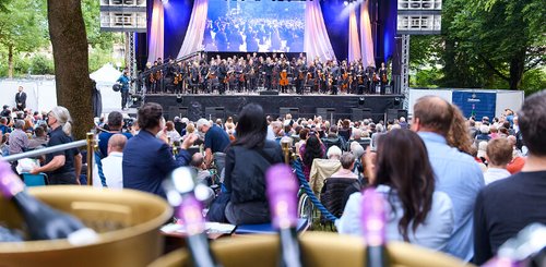 Das Festspielorchester und Publikum bei der Open-Air-Aufführung während der Bayreuther Festspiele 2025