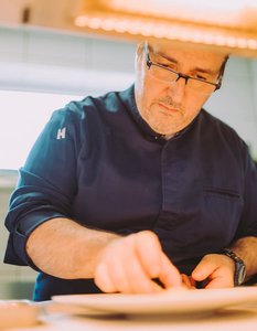 Geldermann En Route: Carmelo Greco beim Anrichten eines Gerichts in der Küche