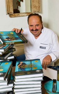 Geldermann Soirée Rosé: Johann Lafer signiert sein Buch
