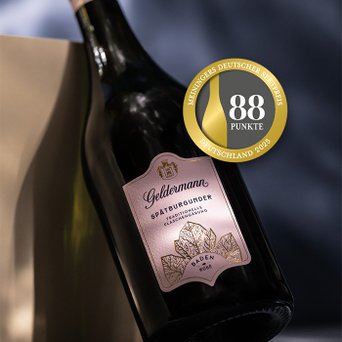 Nahaufnahme einer Flasche des Geldermann Spätburgunder Rosé Baden Extra Brut mit der Medaille von Meiningers Deutscher Sektpreis 2025