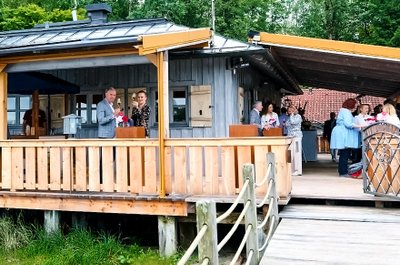 Geldermann Soirée Rosé: Die Gäste vor der Fährhütte 14 am Tegernsee