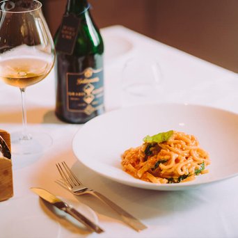 Geldermann Grand Rosé und ein Gericht von Mario Lohninger