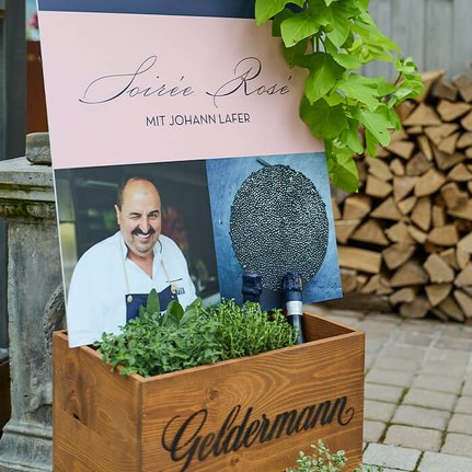 Geldermann Soirée Rosé: Aufsteller der Veranstaltung mit einem Bild von Johann Lafer