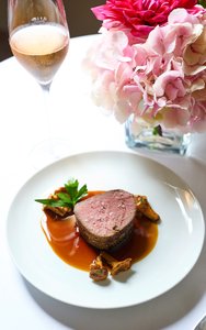 Geldermann Soirée Rosé: Johann Lafers Kreation Kalbsfilet mit Pfifferlingen auf einem weißen Teller