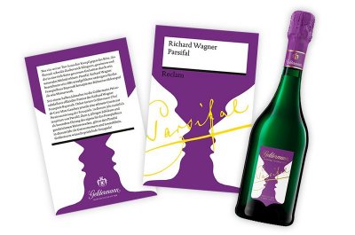 Auf dem Bild sind eine Flasche Geldermann Sekt und zwei Buchcover von Parsifal zu sehen, die in einem modernen Design gehalten sind.
