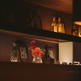 Eine Auszeichnung des Kochs Carmelo Greco im Regal