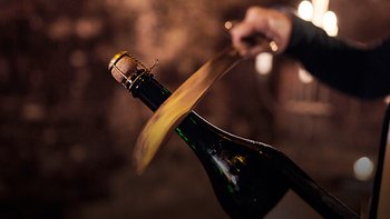 Santé – Geldermann Erlebnisführung mit Sabrage: Eine Sektflasche wird mit einem Säbel geköpft