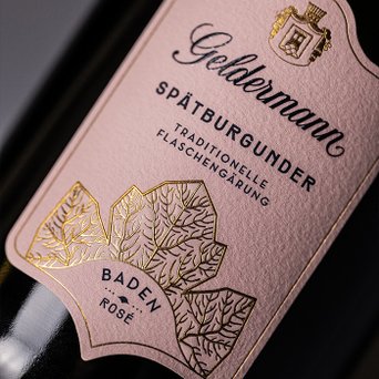 Nahaufnahme des Etiketts einer Flasche des Geldermann Spätburgunder Rosé Baden Extra Brut