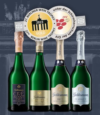Vier Flaschen Sekt von Geldermann stehen vor einem stilvollen Hintergrund, gekrönt von einer Goldmedaille der Berliner Wein Trophy 2023.