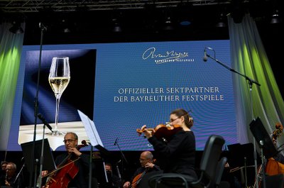 Ein Teil des Festspielorchesters bei der Open-Air-Aufführung während der Bayreuther Festspiele 2025