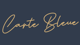Elegante, geschwungene Schriftzüge mit den Worten 'Carte Bleue' auf einem tiefblauen Hintergrund, der eine stilvolle Atmosphäre schafft.