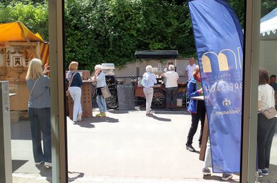 Rückblick Deutscher Sekttag 2025 bei Geldermann: Blick auf Gäste im Hof