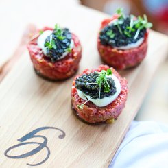 Geldermann Soirée Rosé: Amuse-Gueules von Johann Lafer auf einem Holzbrett