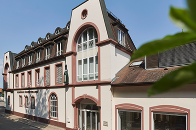 Visual für die Firmengeschichte von Geldermann: Das Gebäude der Sektkellerei in Breisach