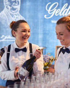 Visual für Geldermann Genussstunden: Zwei Barkeeperinnen mit Sektflasche